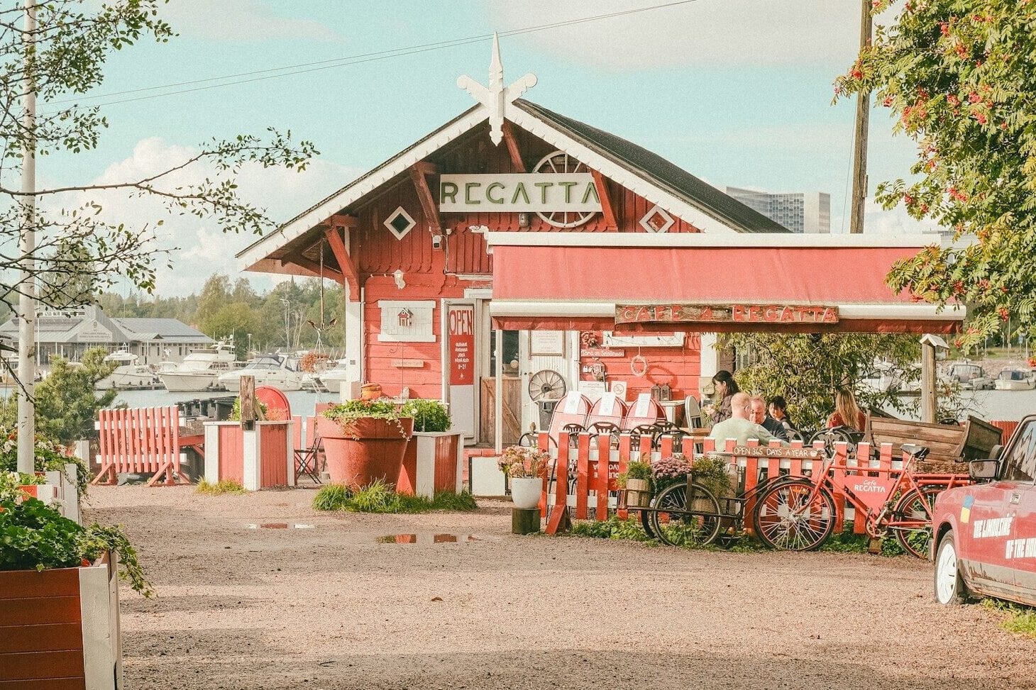 Red building with sign that says deccatta
